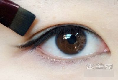 Bạn muốn tạo nên vẻ đẹp rực rỡ và quyến rũ cho đôi mắt của mình? Hãy xem ngay hình ảnh về trang điểm mắt mí lót để biết cách sử dụng sản phẩm này một cách hợp lý và hiệu quả.
